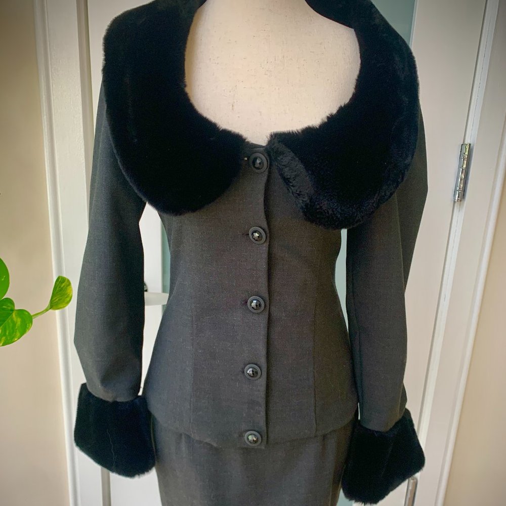 Dress like Barbie! Retro classy 2-piece suit with blazer and skirt. Small.